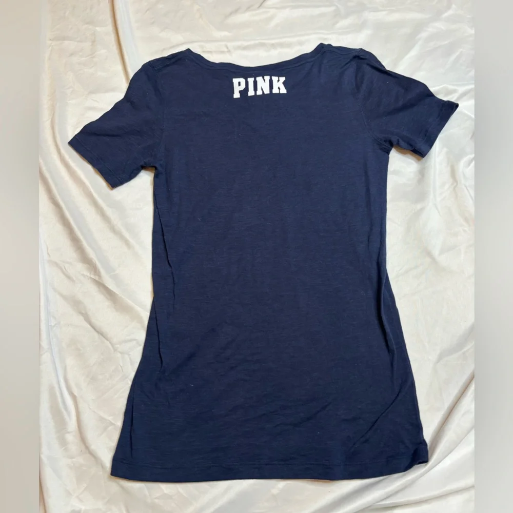 Oxford Crest Navy V-Neck Tee Victoria’s Secret size small - Picture 3 of 4